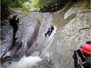 【和歌山・キャニオニング】磨かれたような滑らかな天然石を滑る！スライダーパラダイス