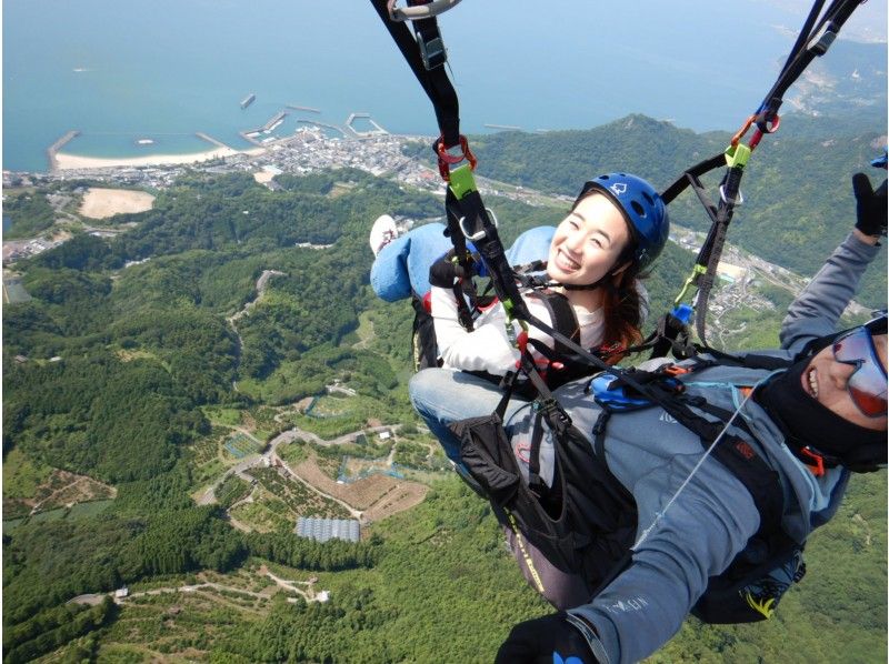 【愛媛・松山】パラグライダー体験～インストラクターと二人乗りで伊予灘を望む高度800mから空中散歩！